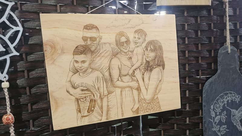 Retrato de playa grabado en madera clara, listo para colgar.