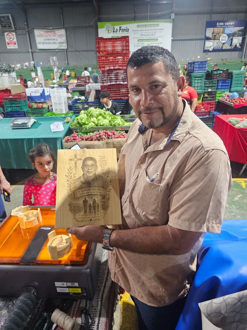 Entrega en la feria. Homenaje grabado, recién salido de la máquina.