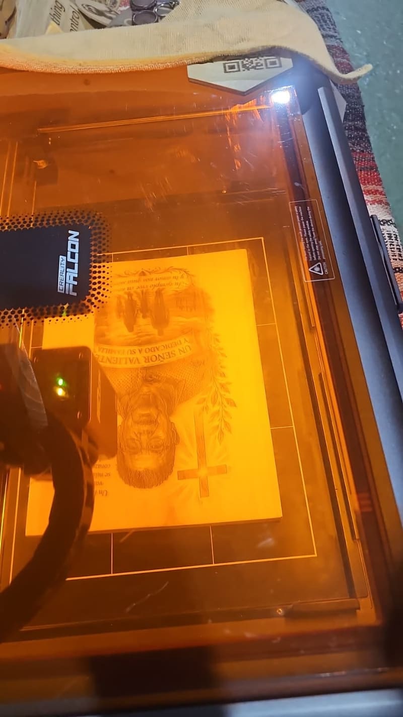 En la máquina. El grabado toma varias pasadas.